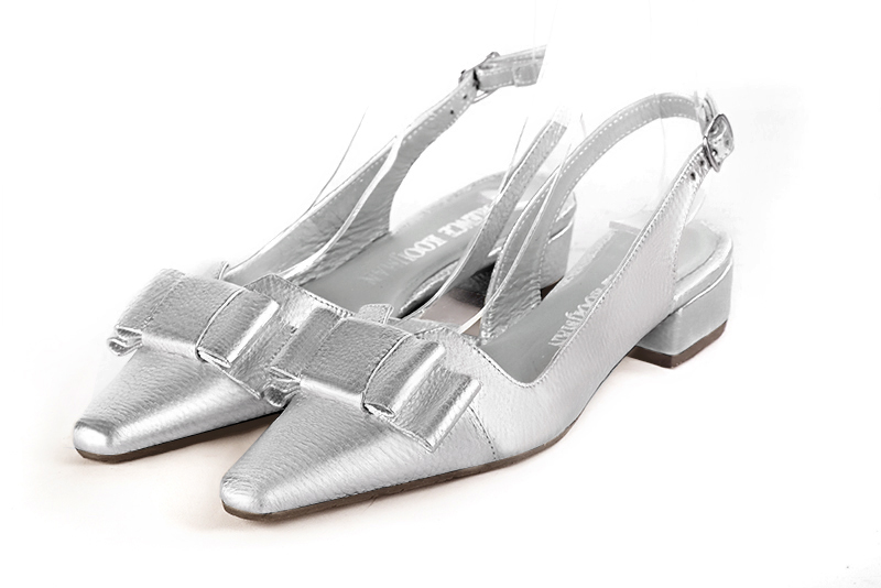 Light silver women's open back shoes, with a knot. Tapered toe. Low block heels. Front view - Florence KOOIJMAN